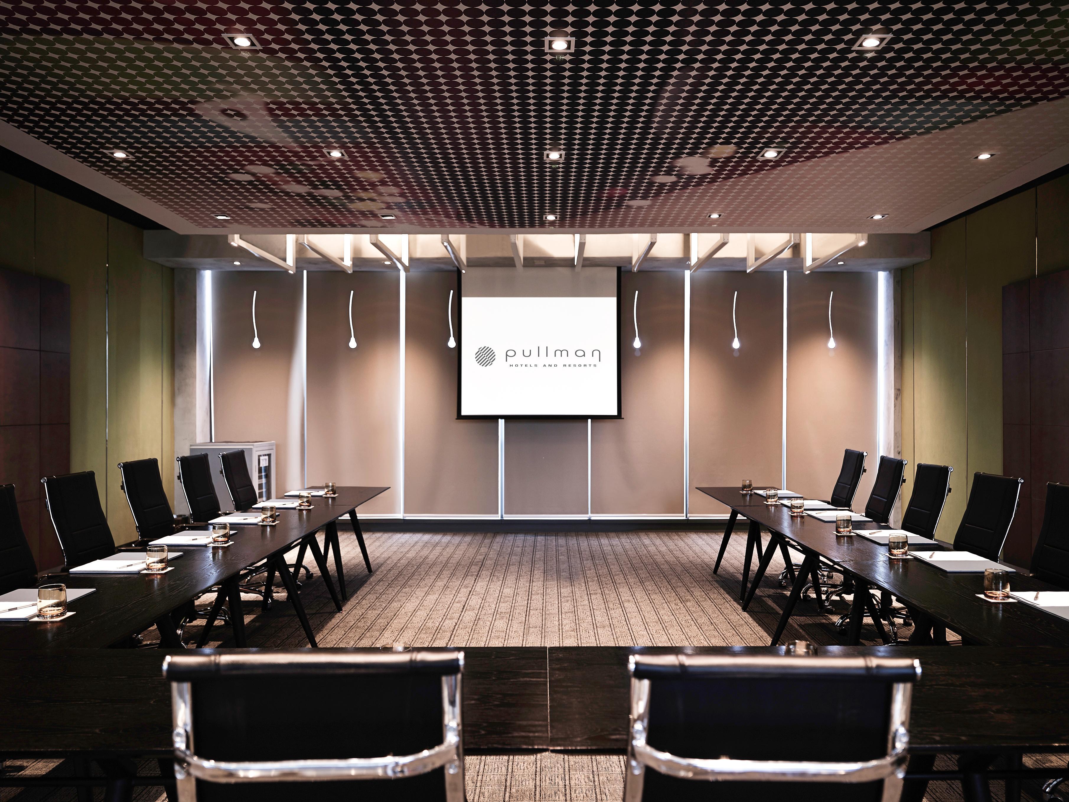 Pullman Jakarta Central Park Екстер'єр фото A meeting room at the Business School