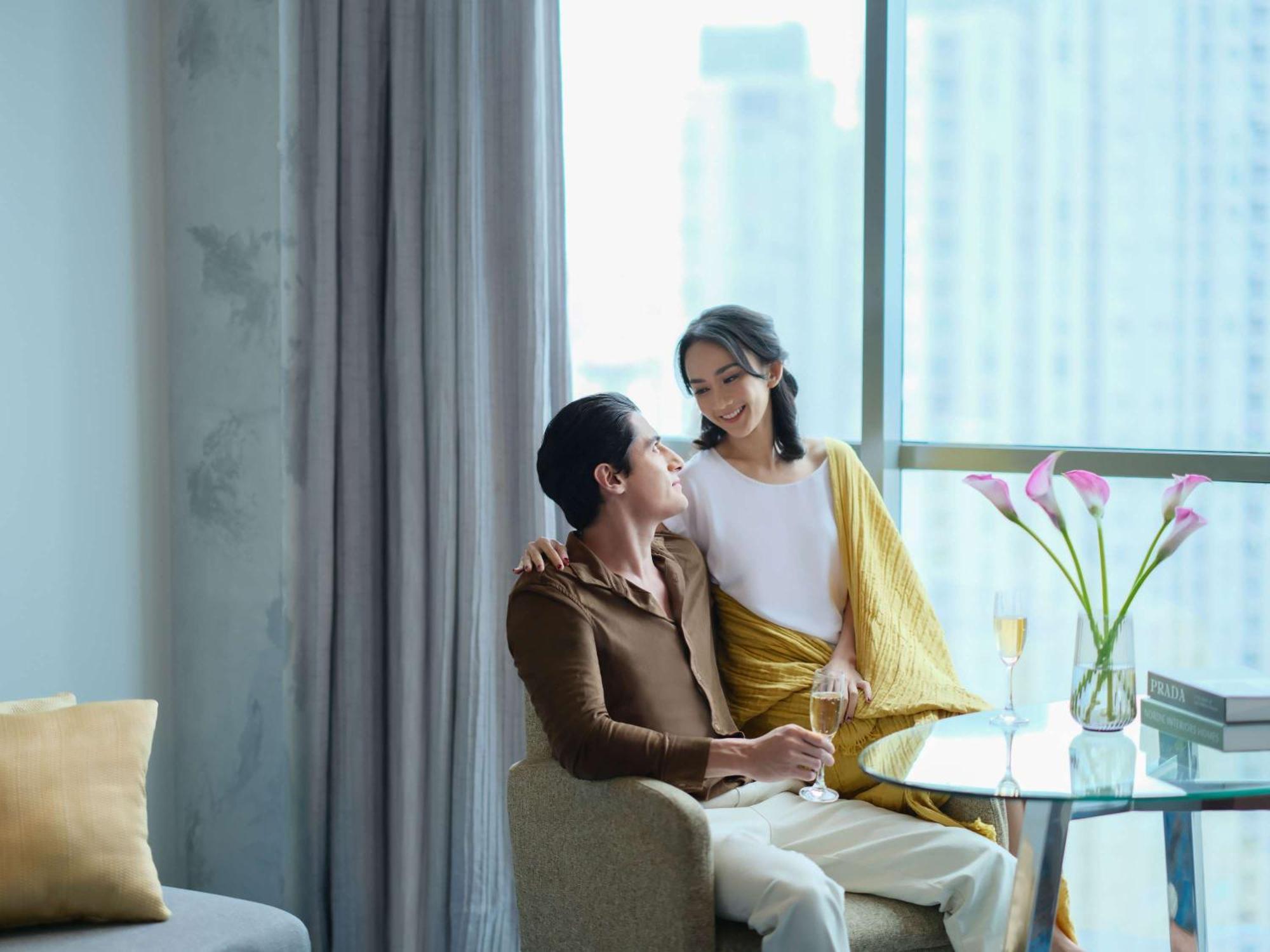 Pullman Jakarta Central Park Екстер'єр фото A couple in a hotel room
