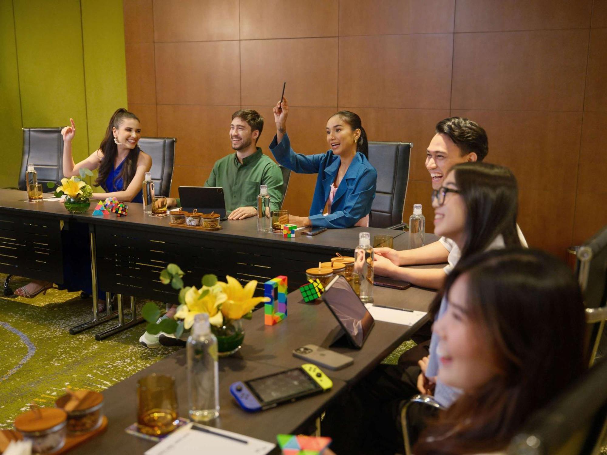 Pullman Jakarta Central Park Екстер'єр фото The cast of The Gifted at the 2019 WonderCon