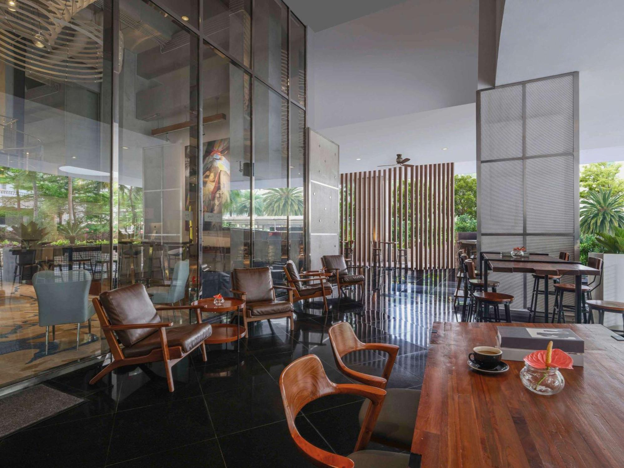 Pullman Jakarta Central Park Екстер'єр фото The interior of a Starbucks Reserve store in Shanghai, China