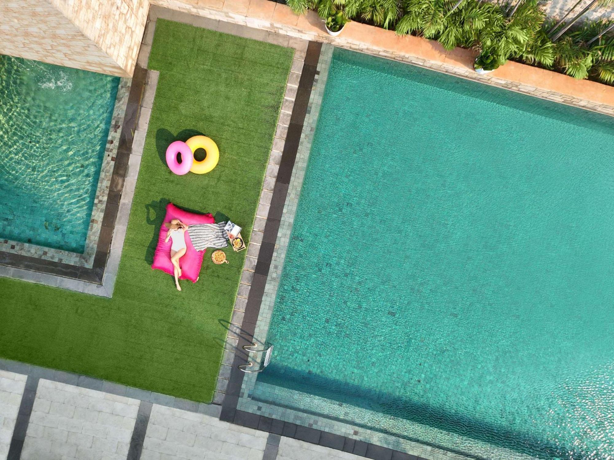 Pullman Jakarta Central Park Екстер'єр фото Artificial grass for landscaping