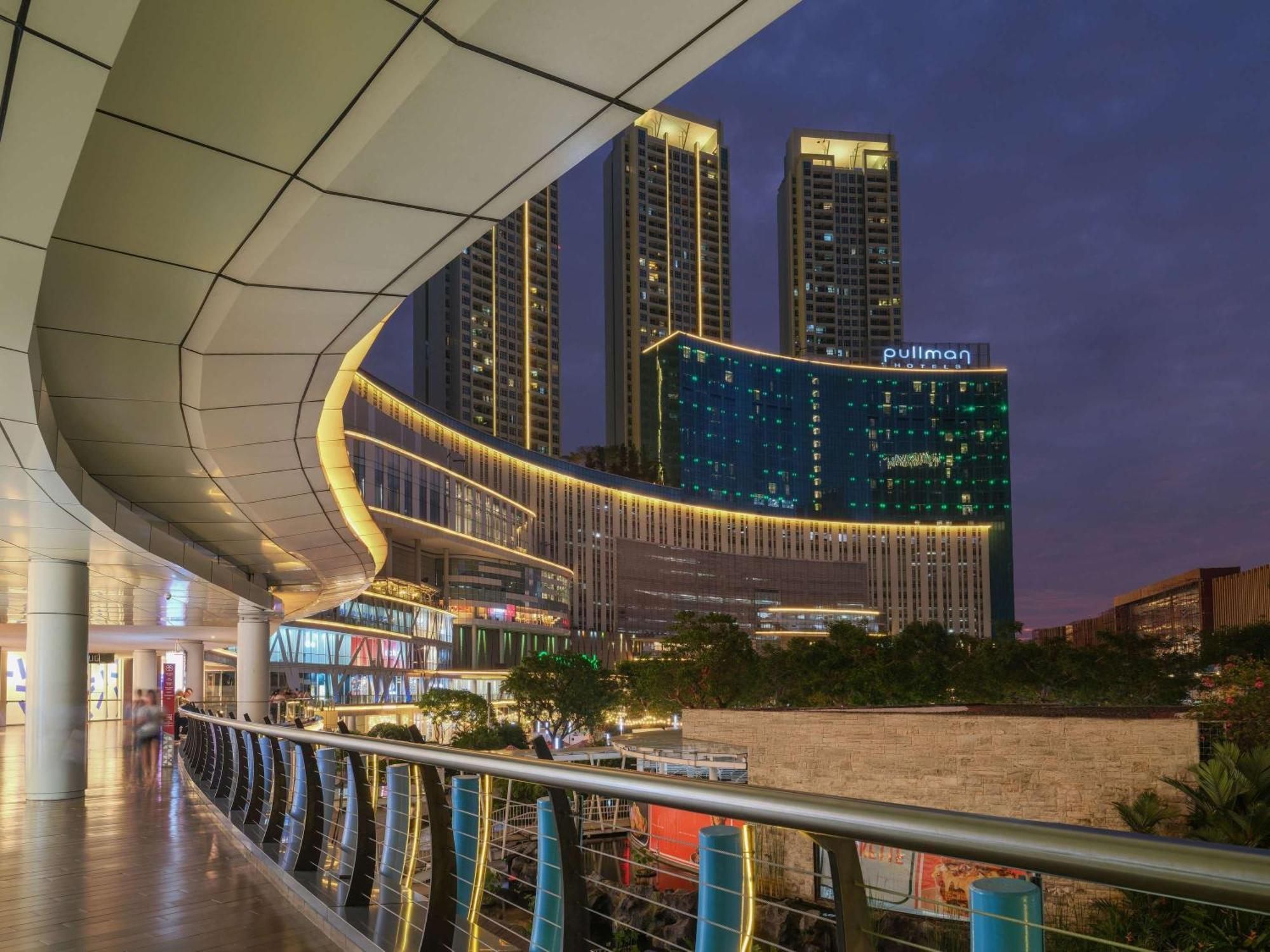 Pullman Jakarta Central Park Екстер'єр фото The hotel at night