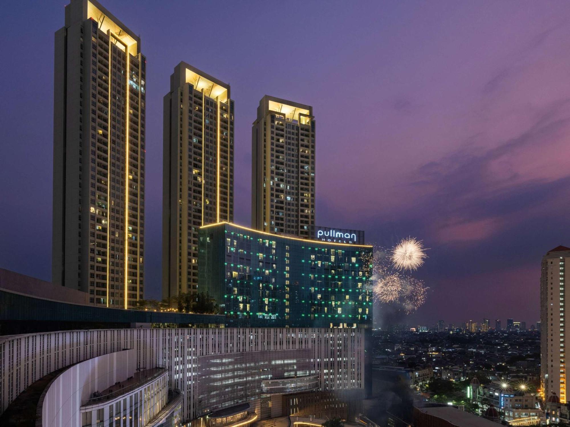 Pullman Jakarta Central Park Екстер'єр фото The hotel at night