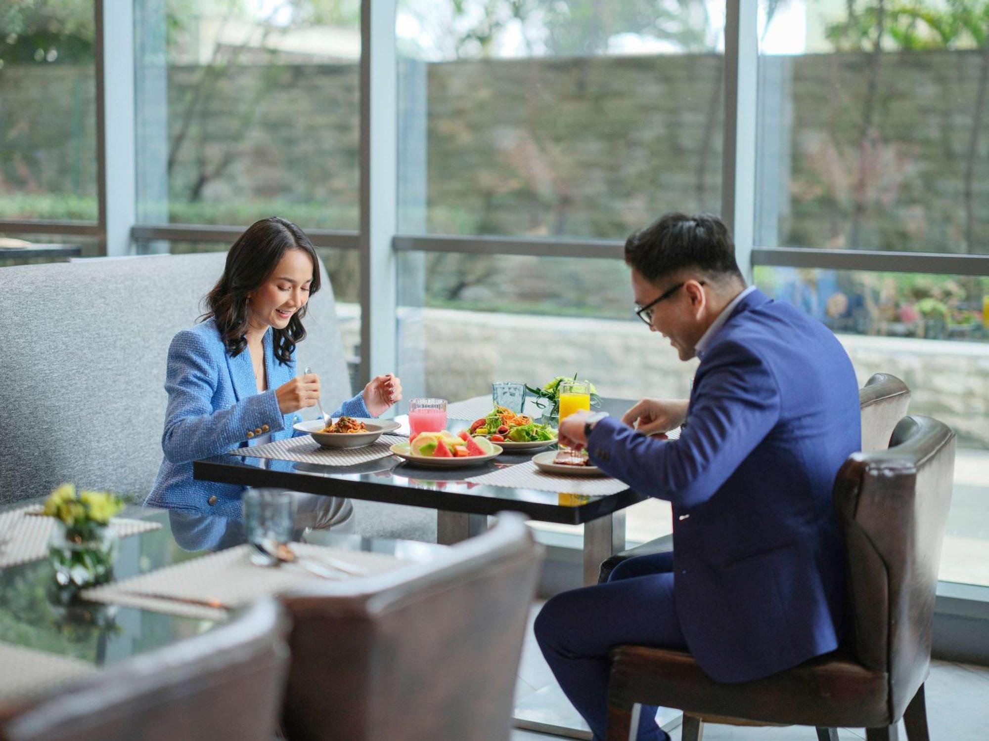 Pullman Jakarta Central Park Екстер'єр фото A couple eating at a restaurant