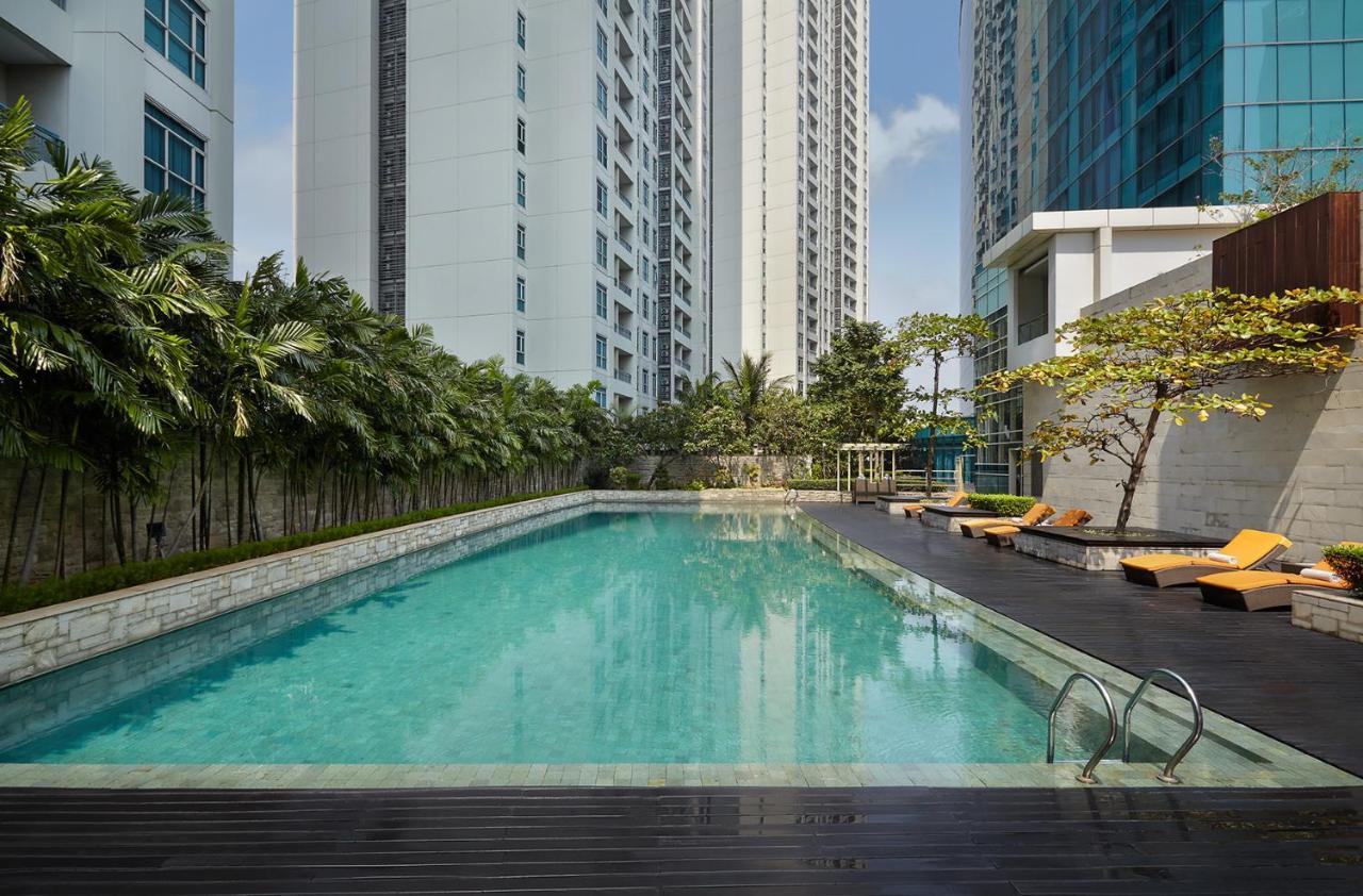 Pullman Jakarta Central Park Екстер'єр фото The swimming pool at the hotel